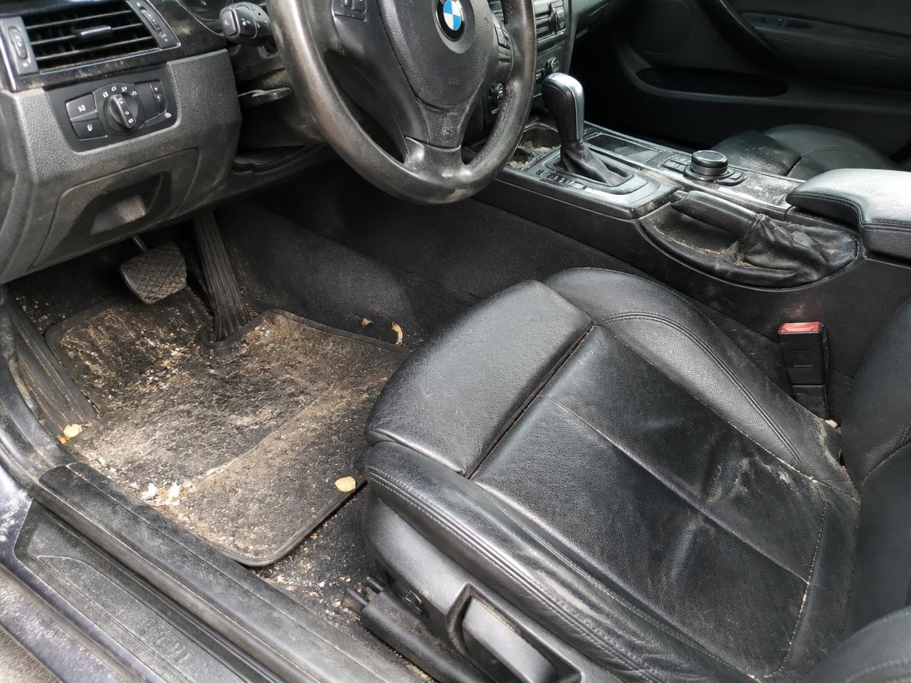 BMW-Innenraum vor der Aufbereitung